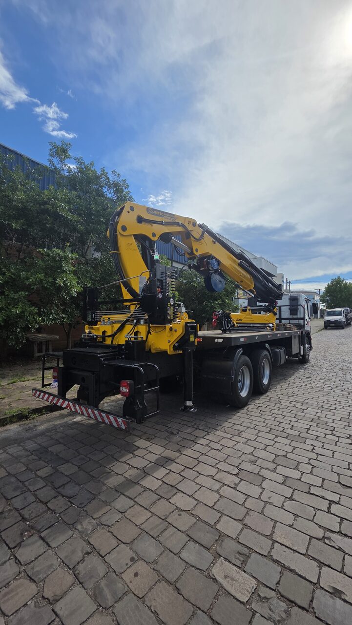 Guindauto G-Vetec içando carga com lança estendida