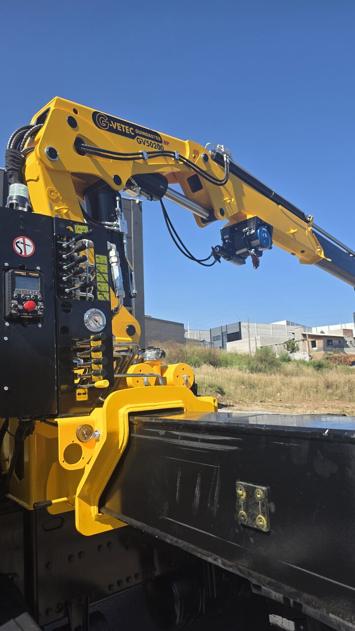 Guindauto G-Vetec GV50200HP montado em caminhão